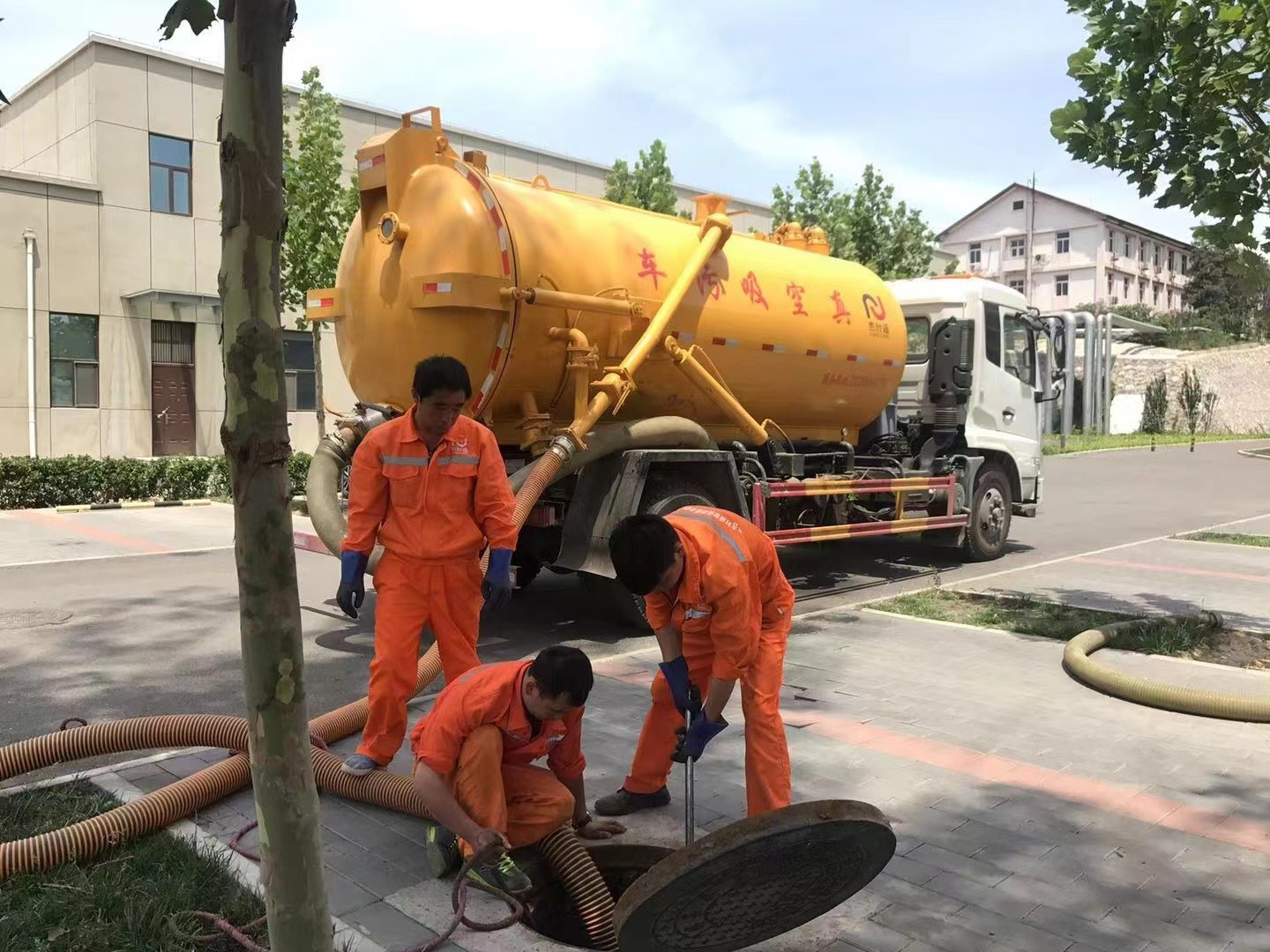 越秀管道疏通车停在窨井附近