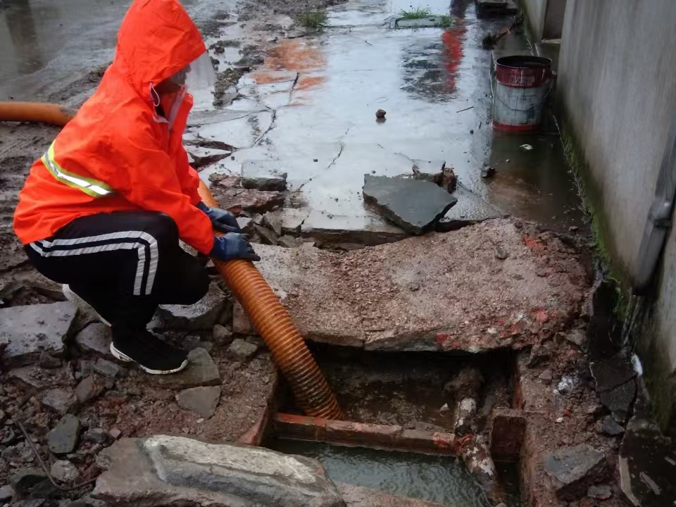 越秀专业清理污水池 炜誉市政以规范流程守护城市 “肠道”